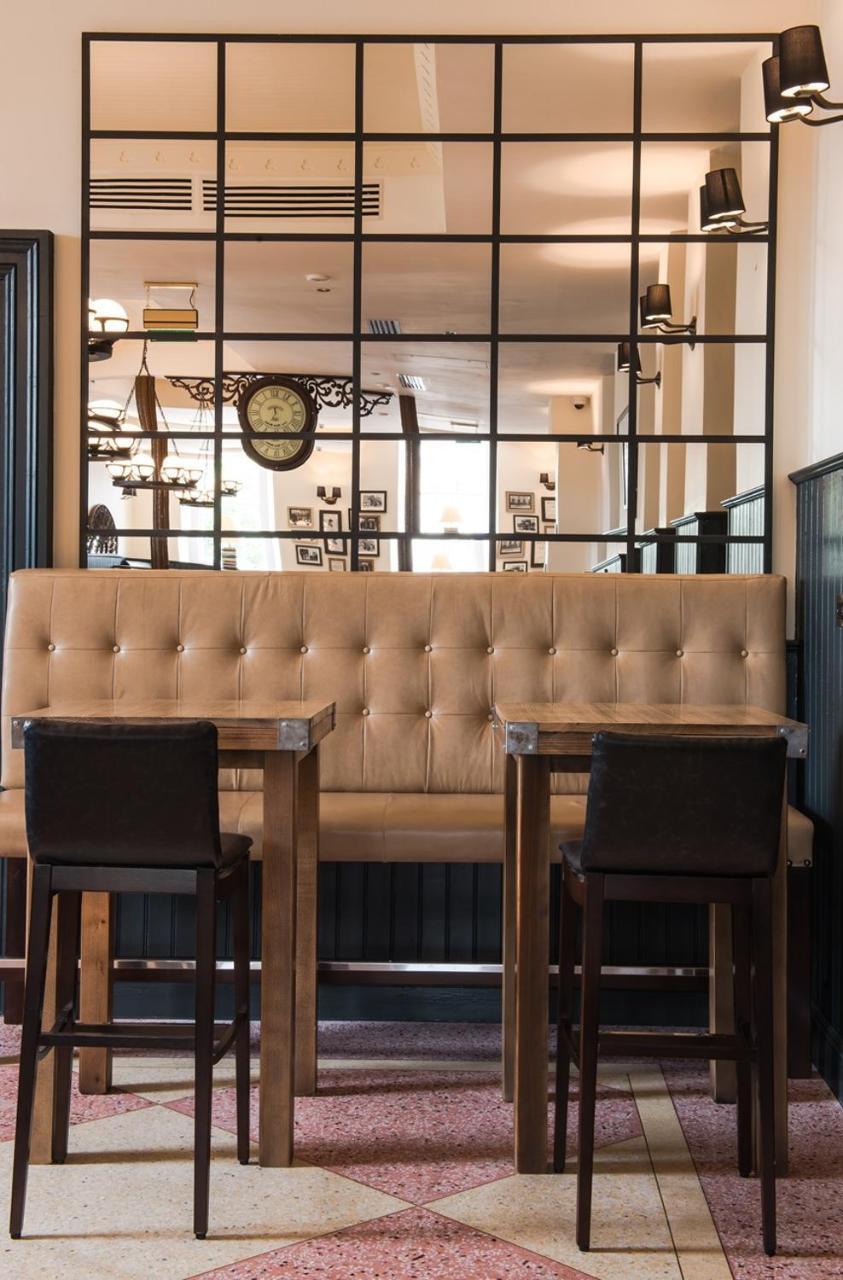 The Old Borough Hotel - Wetherspoon Swords Buitenkant foto