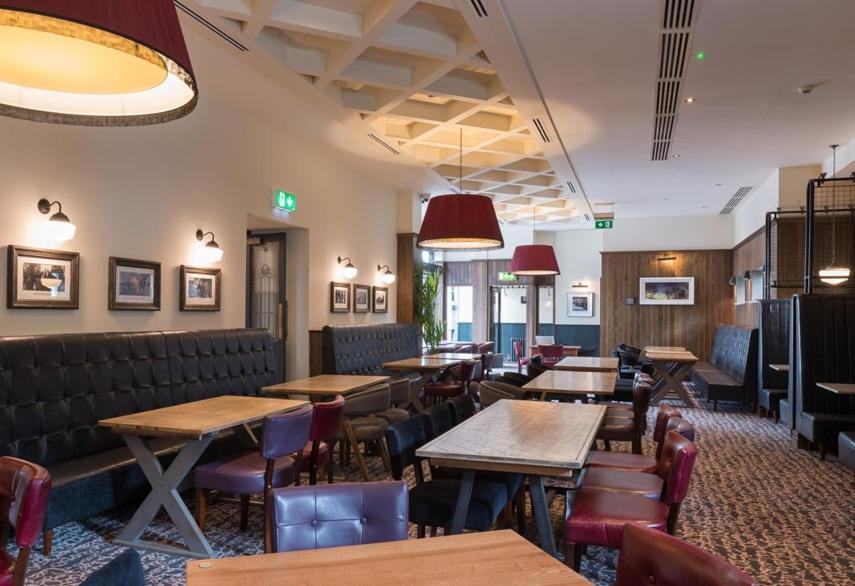 The Old Borough Hotel - Wetherspoon Swords Buitenkant foto