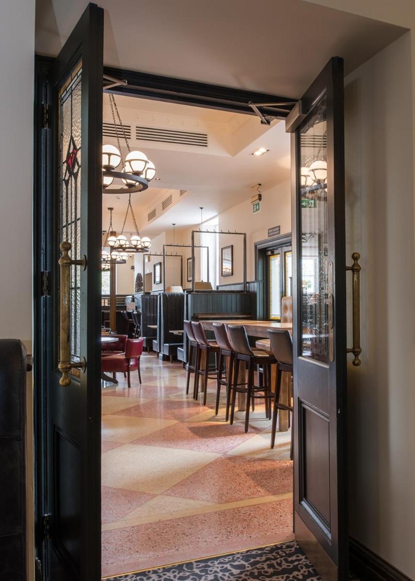 The Old Borough Hotel - Wetherspoon Swords Buitenkant foto